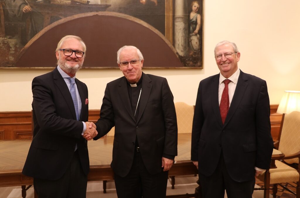 Firma de convenio entre la Archidiócesis, Consejo y COPE Sevilla para la celebración del II Congreso Internacional de Hermandades y Piedad Popular