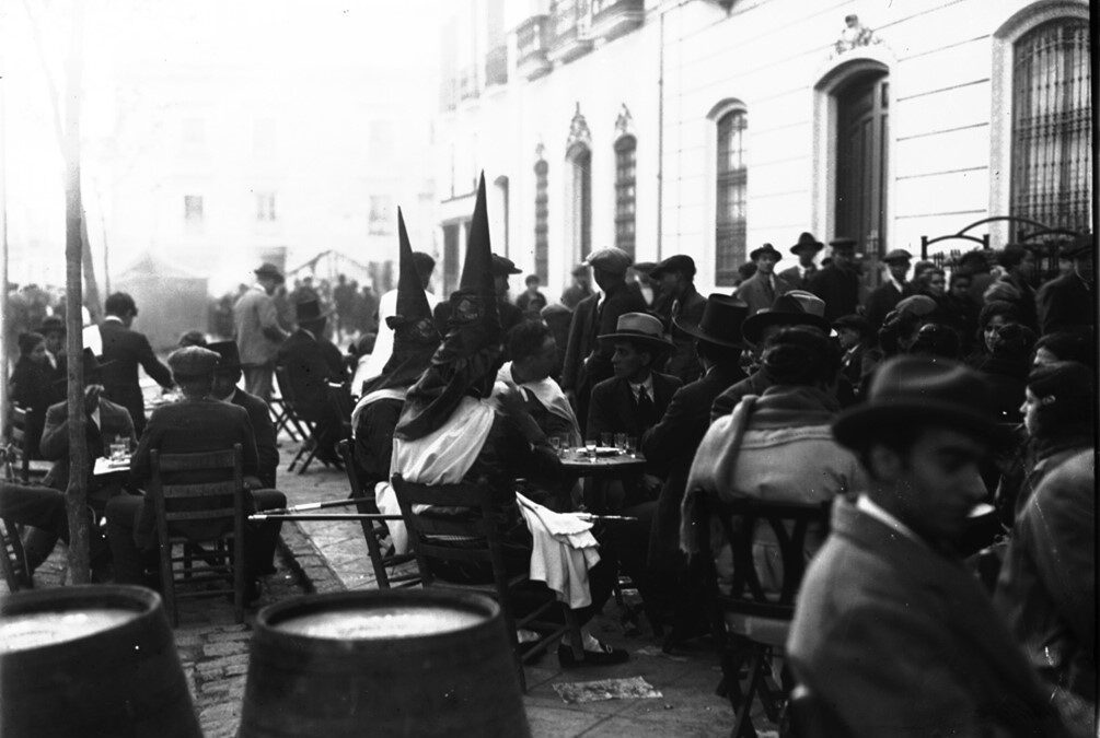 El CICUS organiza una muestra fotográfica y bibliográfica sobre la Semana Santa sevillana