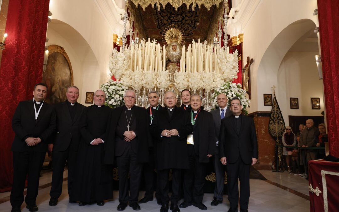 El enviado especial del Papa para Congreso Internacional de Hermandades visita la capilla de los Marineros